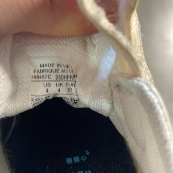 Toddler Converse Around the World Shoes, Size 4 - Picture 7 of 7